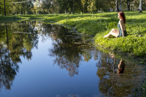 Jovem Menina Vestido Senta Lago Parque — Fotografia de Stock