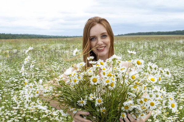 Red Haired Young Girl Field Huge Bouquet Daisies — Stock Photo, Image