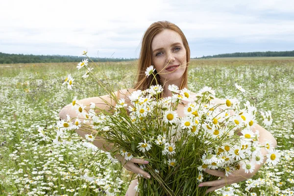 Jeune Fille Rousse Dans Champ Avec Énorme Bouquet Marguerites — Photo