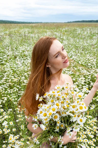 Red Haired Young Girl Field Huge Bouquet Daisies — Stock Photo, Image