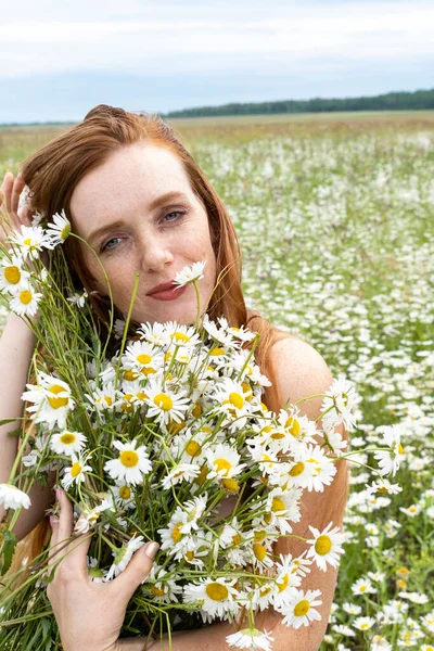 Jeune Fille Rousse Dans Champ Avec Énorme Bouquet Marguerites — Photo