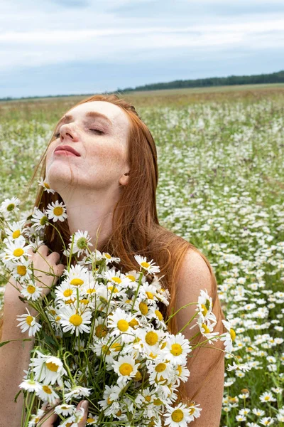 Red Haired Young Girl Field Huge Bouquet Daisies — Stock Photo, Image
