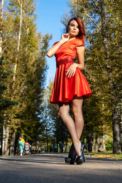Meisje Met Slanke Benen Een Korte Rode Jurk Het Steegje — Stockfoto