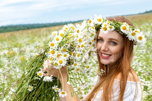 Girl Field Collects Bouquet Daisies — Stock Photo, Image