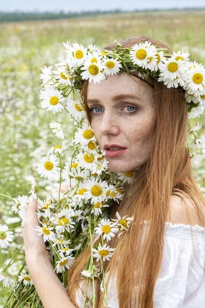 Fille Dans Domaine Recueille Bouquet Marguerites — Photo