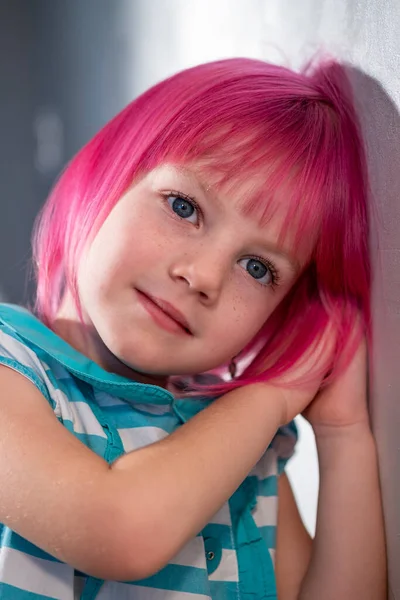 Little Girl Pink Hair Stands Wall Room — Stock Photo, Image