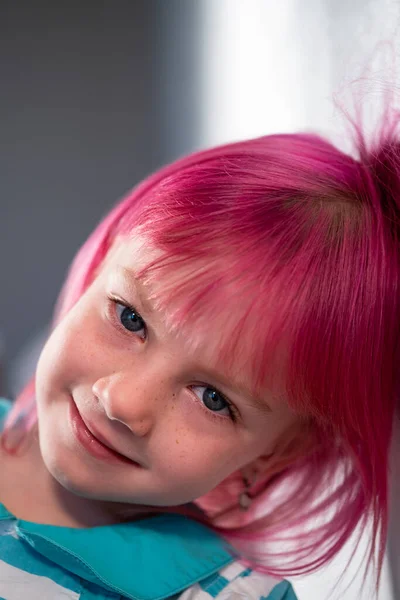 Dziewczynka Różowymi Włosami Stoi Pod Ścianą Pokoju — Zdjęcie stockowe