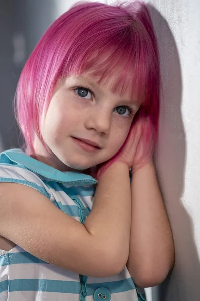 Menina Com Cabelo Rosa Fica Contra Parede Sala — Fotografia de Stock