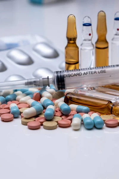 Groot Aantal Geneesmiddelen Pillen Worden Opgestapeld Een Stapel Liggen Een — Stockfoto