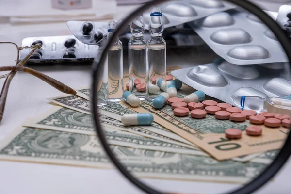 Gran Cantidad Medicamentos Píldoras Amontonan Una Pila Encuentran Sobre Fondo — Foto de Stock