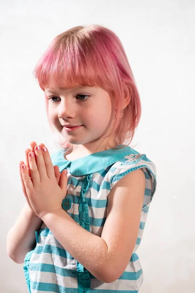 Retrato Uma Menina Fundo Claro — Fotografia de Stock