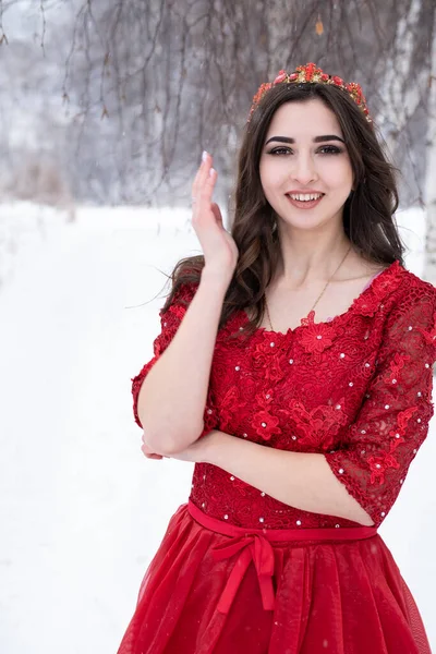 Chica Joven Vestido Rojo Sobre Fondo Bosque Cubierto Nieve Retrato —  Fotos de Stock