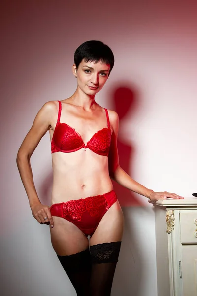 Kırmızı Dantelli Çamaşırlı Ince Kız Stüdyo Resmi — Stok fotoğraf