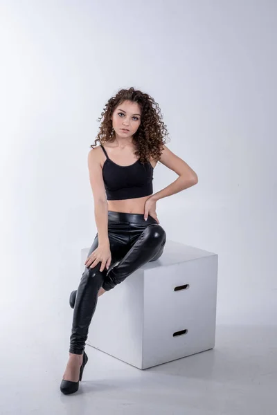 Jeune Fille Cuir Noir Pantalon Débardeur Sur Fond Blanc — Photo