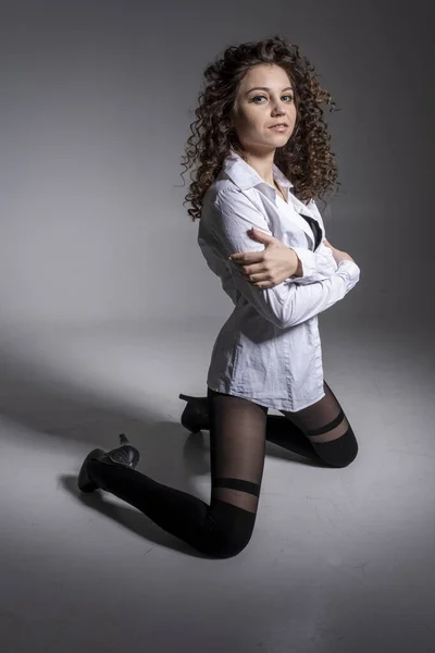 Chica Joven Con Una Camisa Blanca Arrodilla Retrato Estudio — Foto de Stock