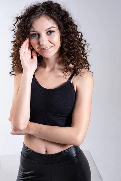 Retrato Una Joven Rizada Con Maquillaje Brillante Sobre Fondo Claro —  Fotos de Stock