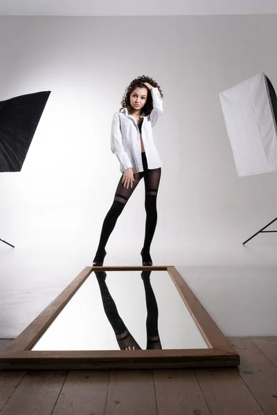 Siyah Taytlı Beyaz Gömlekli Genç Bir Kız Aynanın Önünde Duruyor — Stok fotoğraf