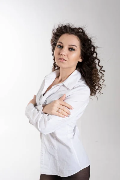 Retrato Uma Jovem Com Uma Camisa Branca Fundo Claro Retrato — Fotografia de Stock