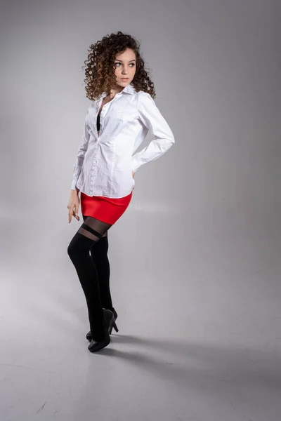 Chica Pantimedias Falda Roja Camisa Blanca Retrato Estudio —  Fotos de Stock
