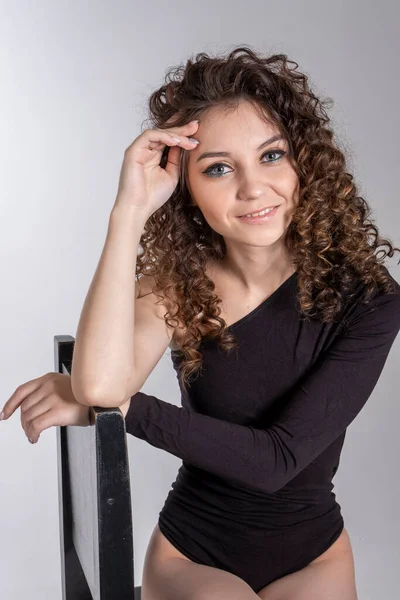 Retrato Una Joven Con Pelo Rizado Maquillaje Brillante Retrato Estudio —  Fotos de Stock