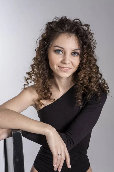 Retrato Una Joven Con Pelo Rizado Maquillaje Brillante Retrato Estudio — Foto de Stock