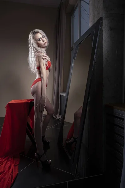 Девушка Красном Кружеве Стоит Перед Зеркалом Спальне Студийный Портрет — стоковое фото
