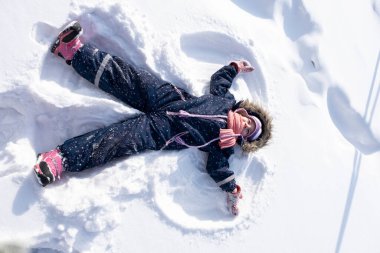Çocuk derin ve temiz bir karda oynanıyor. karlı kış