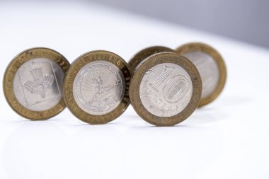 Metal madeni paralar 10 rublelik yakın çekim. Dünya insanlarının parası.