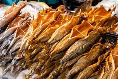 Marketin tezgahında kurutulmuş ve füme balık.