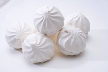 Beyaz bir yüzeyde beyaz marşmelov kayması