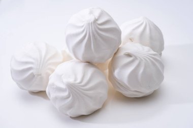 Beyaz bir yüzeyde beyaz marşmelov kayması