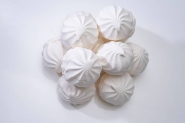 Beyaz bir yüzeyde beyaz marşmelov kayması