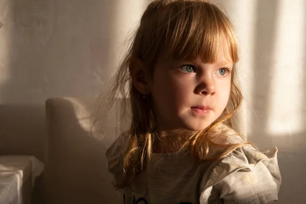 Kind Zit Kamer Stralen Van Ondergaande Zon — Stockfoto