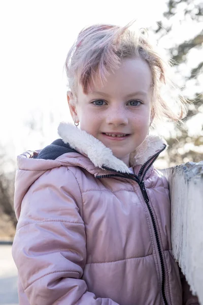 Straatportret Van Een Kleine Blonde — Stockfoto