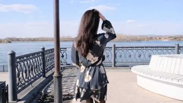 Schönes Junges Mädchen Steht Einem Metallzaun Auf Dem Angara Damm — Stockvideo