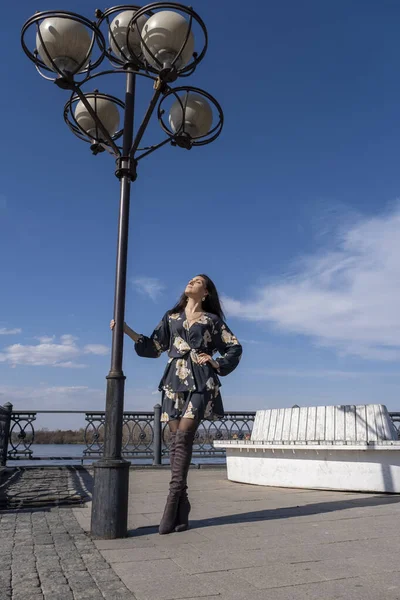 Beautiful Young Girl Embankment Angara River Irkutsk Early Spring — Stock Photo, Image