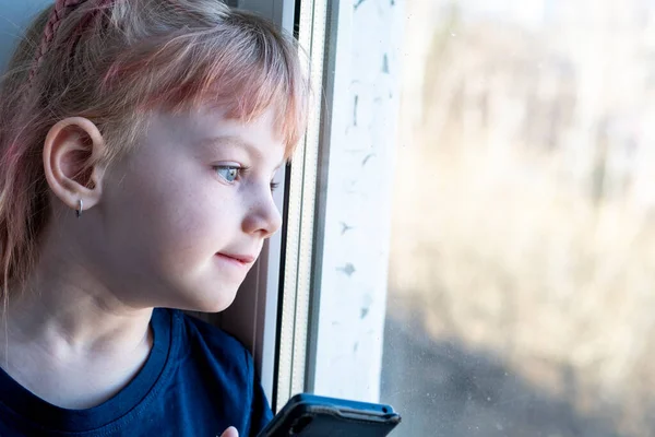 Dziecko Siedzi Parapecie Telefonem Komórkowym — Zdjęcie stockowe