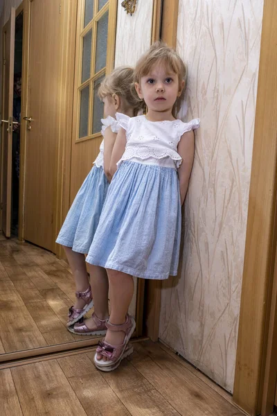 Küçük Kız Odada Büyük Bir Aynanın Yanında Duruyor — Stok fotoğraf
