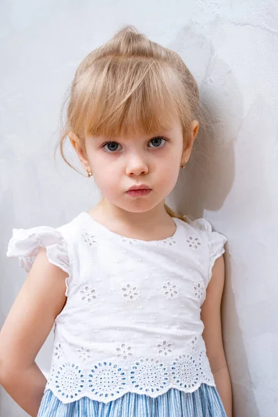 Petite Fille Dans Une Robe Élégante Légère Dresse Contre Mur Images De Stock Libres De Droits