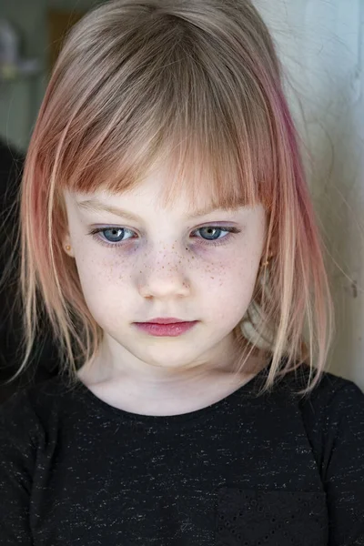 脸上有雀斑的金发小姑娘在摄像机前做出了一张脸 特写肖像 — 图库照片