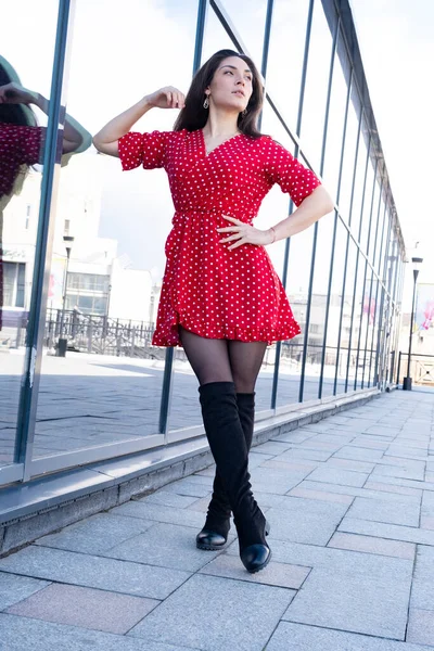 Menina Vestido Vermelho Curto Cidade Perto Janela Loja Espelhada — Fotografia de Stock