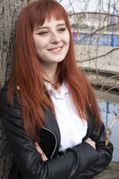 Red Haired Girl Park Tree Spring Portrait — Stock Photo, Image