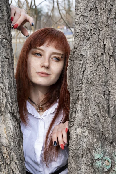 Red Haired Girl Park Tree Spring Portrait — Stock Photo, Image