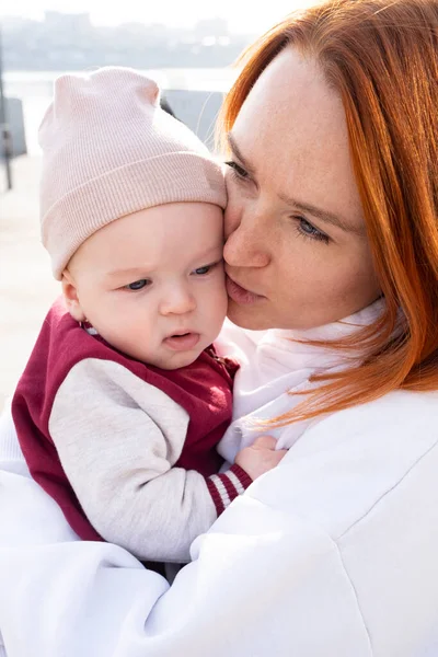 Joven Madre Con Pequeño Hijo Sus Brazos — Foto de Stock