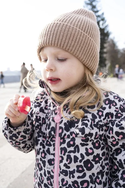 Bambina Che Mangia Gelato Strada — Foto Stock