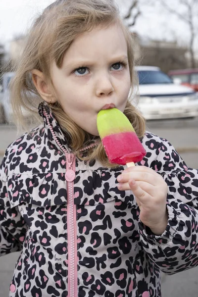Mała Dziewczynka Jedząca Lody Ulicy — Zdjęcie stockowe