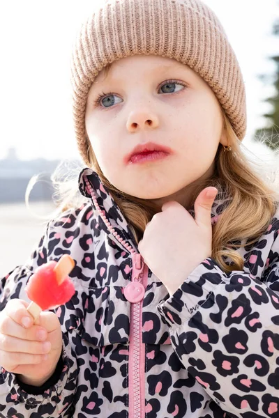 Mała Dziewczynka Jedząca Lody Ulicy — Zdjęcie stockowe