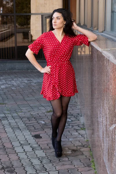 Красивая Молодая Девушка Красном Коротком Платье Возле Каменной Стены Офисного — стоковое фото