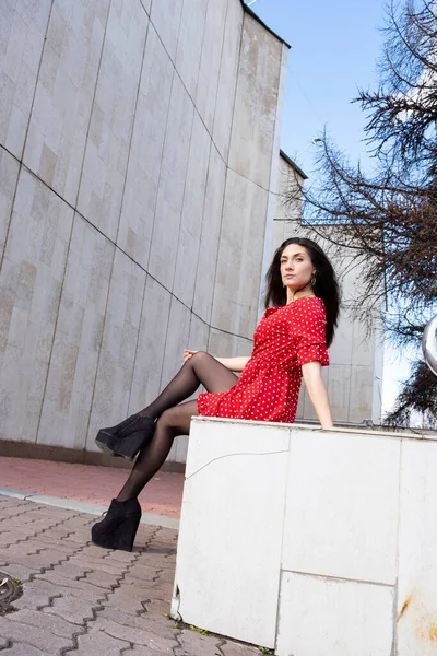 Menina Bonita Vestido Curto Vermelho Perto Uma Parede Pedra Prédio — Fotografia de Stock