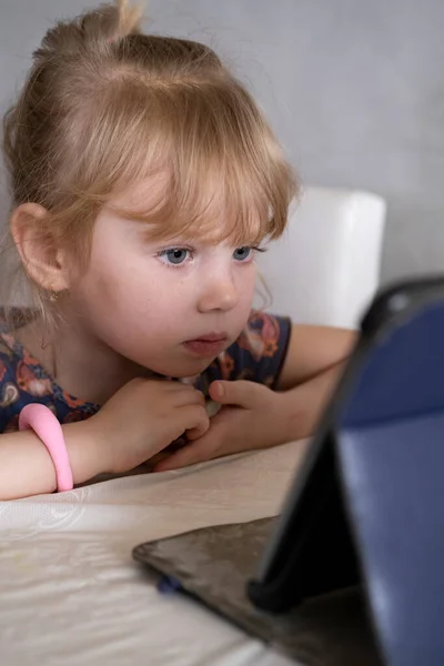 Tabletin Önünde Masada Oturan Küçük Çocuk — Stok fotoğraf